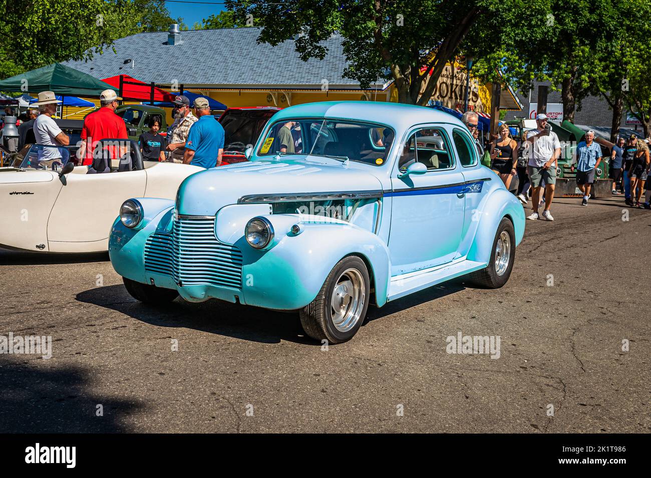 Falcon Heights, MN - 18 juin 2022 : vue du coin avant grand angle d'un coupé spécial de luxe 1940 de Chevrolet lors d'un salon automobile local. Banque D'Images