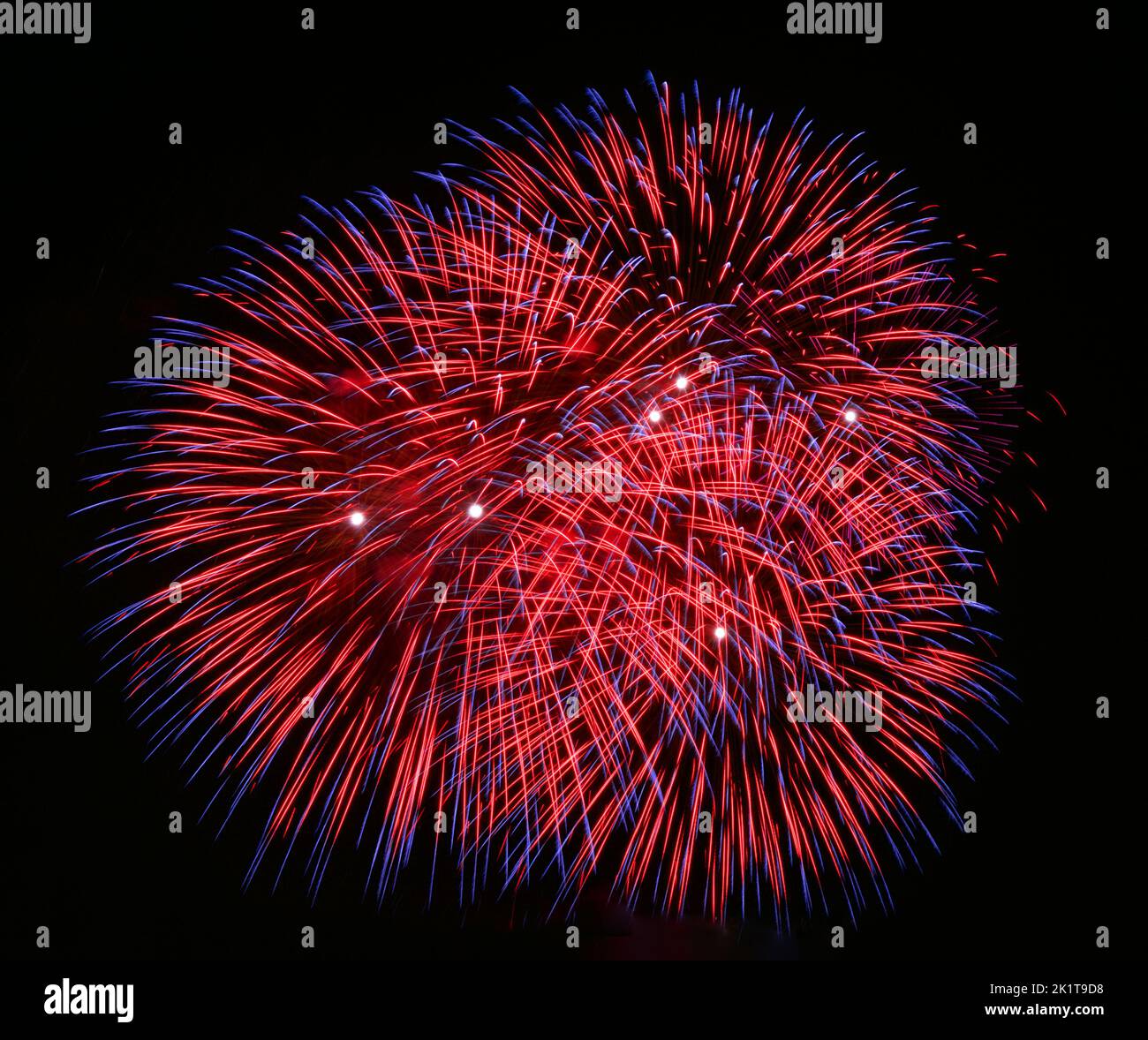 Rouge orangé doré incroyable feu d'artifice explosion fond dans la nuit en gros plan, scénario de feu d'artifice, feu d'artifice explose, festival de feu d'artifice de Malte, Indepe Banque D'Images