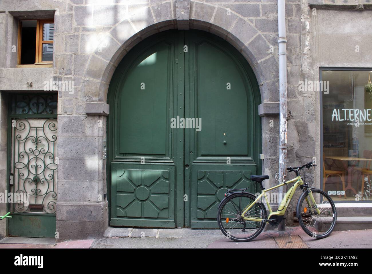 Belle vue sur une ancienne porte le long de la célèbre rue du Port située dans le centre de la ville française de Clermont-Ferrand en Auvergne-Rhône-Alpes. Banque D'Images