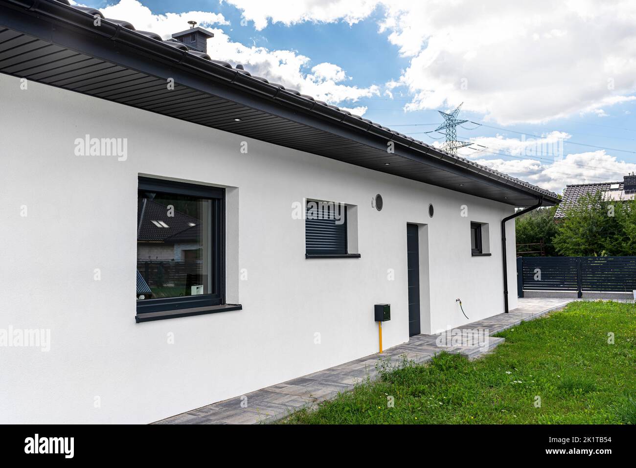 Admission d'air et échappement dans le mur d'une seule maison familiale pour la ventilation mécanique avec récupération de chaleur, fixé avec une grille métallique avec maillage. Banque D'Images