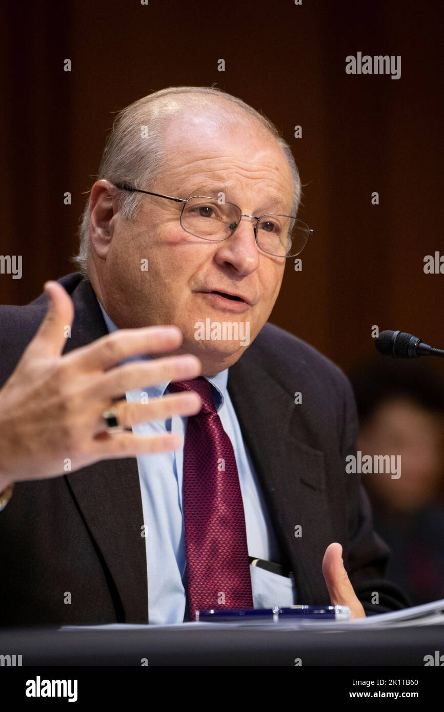 Eric S. Edelman, conseiller, Centre d'évaluations stratégiques et budgétaires, directeur, Institut de la paix des États-Unis, répond aux questions lors d'une audience du Comité sénatorial des services armés pour examiner la stratégie et la politique nucléaires des États-Unis, dans l'édifice Hart du Bureau du Sénat à Washington, DC, mardi, 20 septembre 2022. Crédit : Rod Lamkey/CNP/MediaPunch Banque D'Images