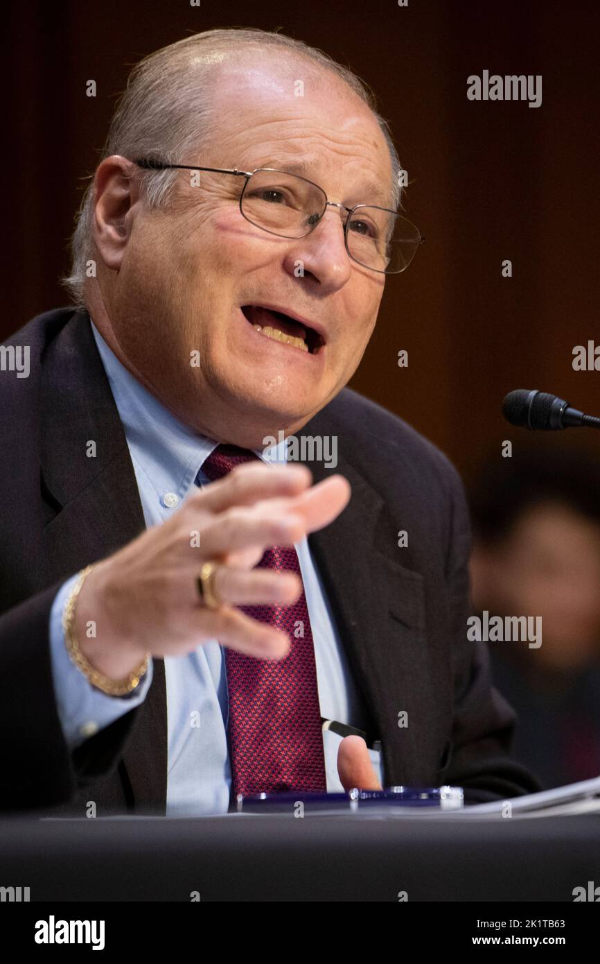 Eric S. Edelman, conseiller, Centre d'évaluations stratégiques et budgétaires, directeur, Institut de la paix des États-Unis, répond aux questions lors d'une audience du Comité sénatorial des services armés pour examiner la stratégie et la politique nucléaires des États-Unis, dans l'édifice Hart du Bureau du Sénat à Washington, DC, mardi, 20 septembre 2022. Crédit : Rod Lamkey/CNP/MediaPunch Banque D'Images