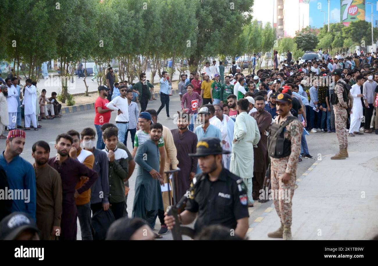 Hyderabad, Pakistan, 20 septembre 2022. Un grand nombre d'amateurs de cricket arrivent pour assister au premier match de la série internationale T20 entre le Pakistan et l'Angleterre, au stade national de Karachi mardi, à 20 septembre 2022. Banque D'Images