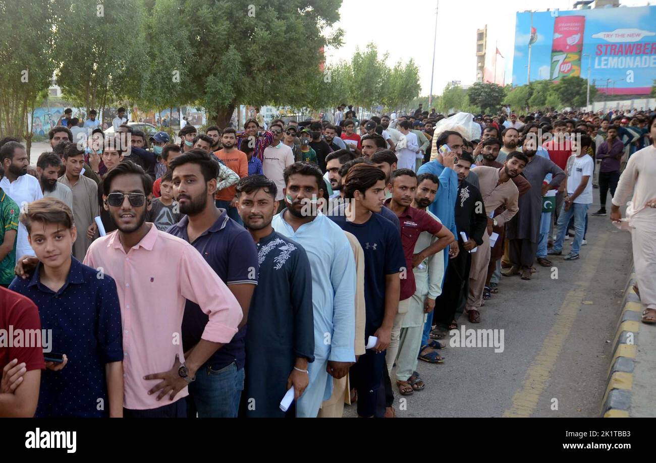 Hyderabad, Pakistan, 20 septembre 2022. Un grand nombre d'amateurs de cricket arrivent pour assister au premier match de la série internationale T20 entre le Pakistan et l'Angleterre, au stade national de Karachi mardi, à 20 septembre 2022. Banque D'Images