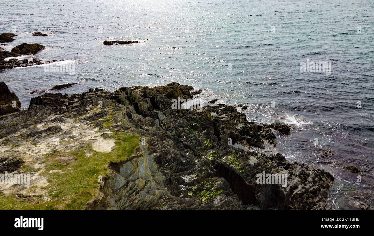 Cap de pierre de la côte de l'Irlande, vue de dessus. Rocky bord de mer par temps ensoleillé. Nature de l'Europe du Nord. Banque D'Images