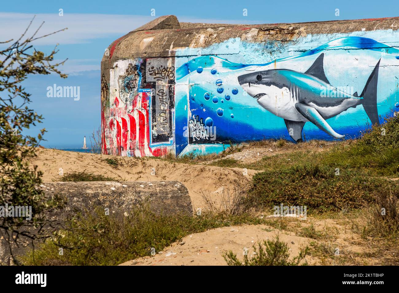 À les Arros, au nord de Soulac, les derniers des 350 bunkers allemands de la Seconde Guerre mondiale, qui ont formé la forteresse Sud de la Gironde près de Bordeaux, sont maintenant peints de couleurs vives. Les Arros, Soulac, Lesparre-Médoc, France Banque D'Images