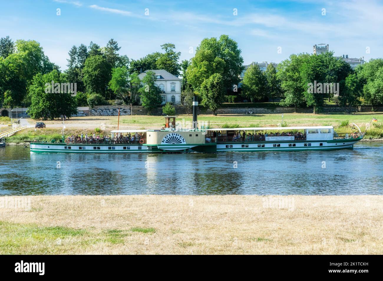 Dresde, Allemagne, 24 juillet. Passagers et touristes naviguent sur un bateau de plaisance sur l'Elbe lors d'une journée ensoleillée dans la ville de Dresde sur 31 juillet 2022. Banque D'Images