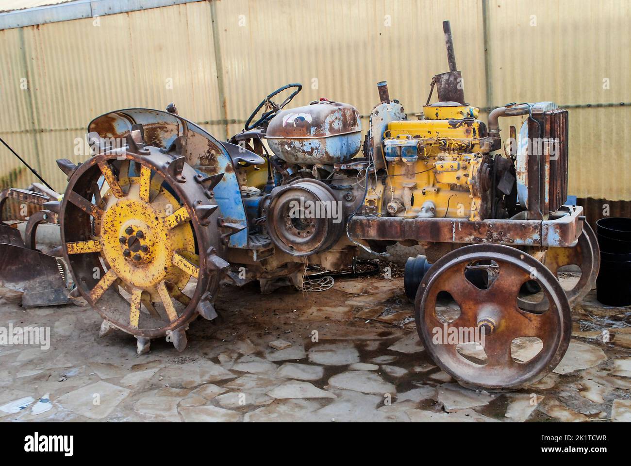 vieux tracteur de récolte rouillé machine agricole sans pneus Banque D'Images