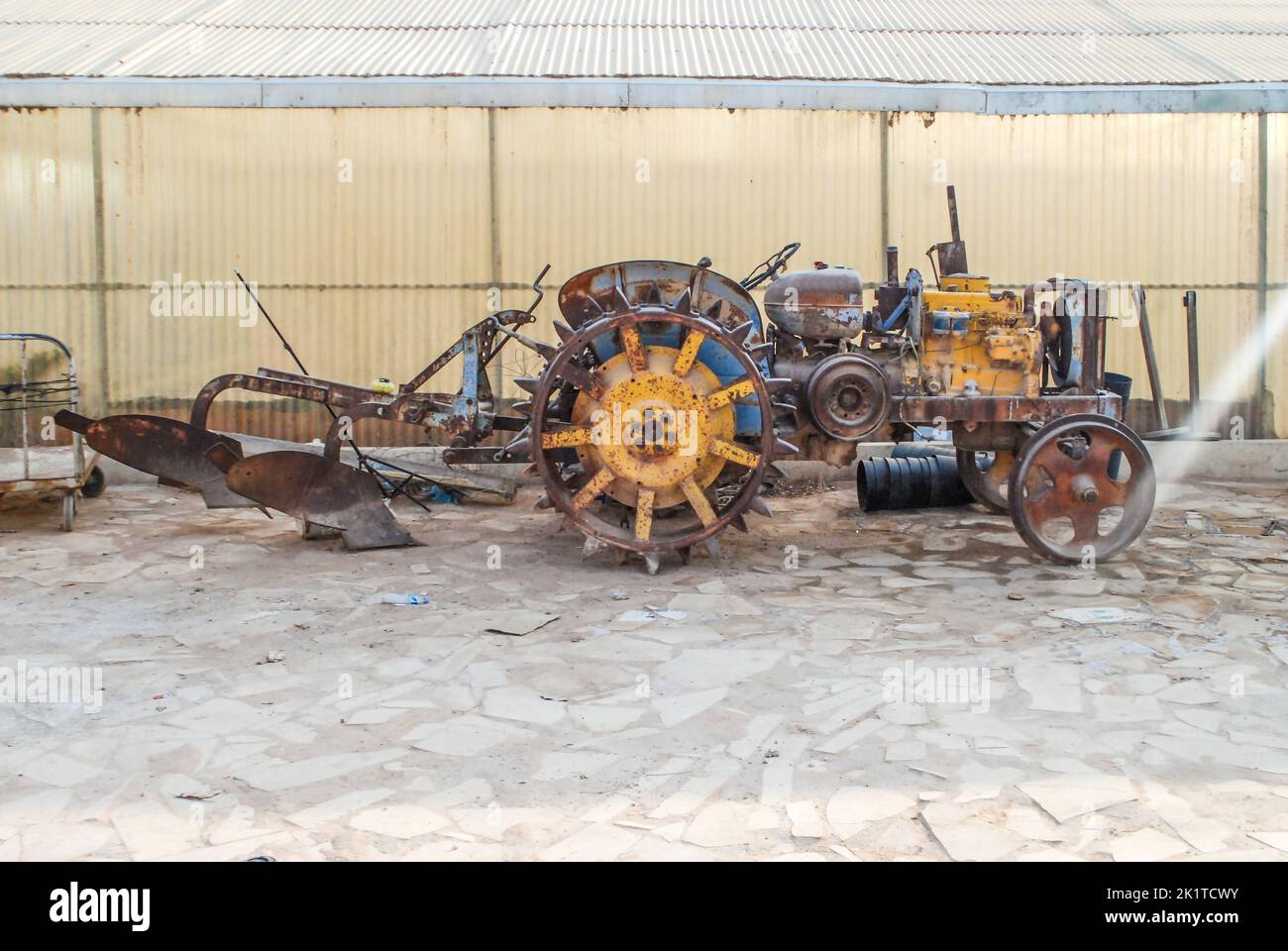 vieux tracteur de récolte rouillé machine agricole sans pneus Banque D'Images