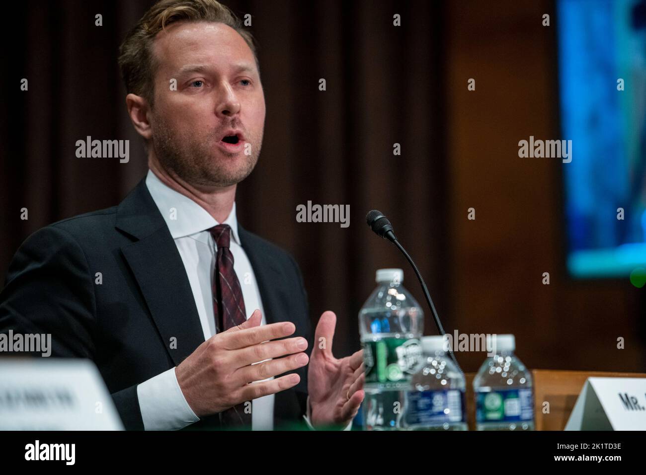 Andrew C. Adams, directeur, Groupe de travail KleptoCapture, ministère de la Justice des États-Unis, répond aux questions posées lors d'un comité sénatorial sur les banques et le logement, Et lors de l'audition sur les Affaires urbaines pour examiner le resserrement des vis sur la Russie, en se concentrant sur les sanctions intelligentes, l'art de gouverner économique et les prochaines étapes, dans le bâtiment Dirksen du Sénat à Washington, DC, mardi, 20 septembre 2022. Crédit : Rod Lamkey/CNP Banque D'Images