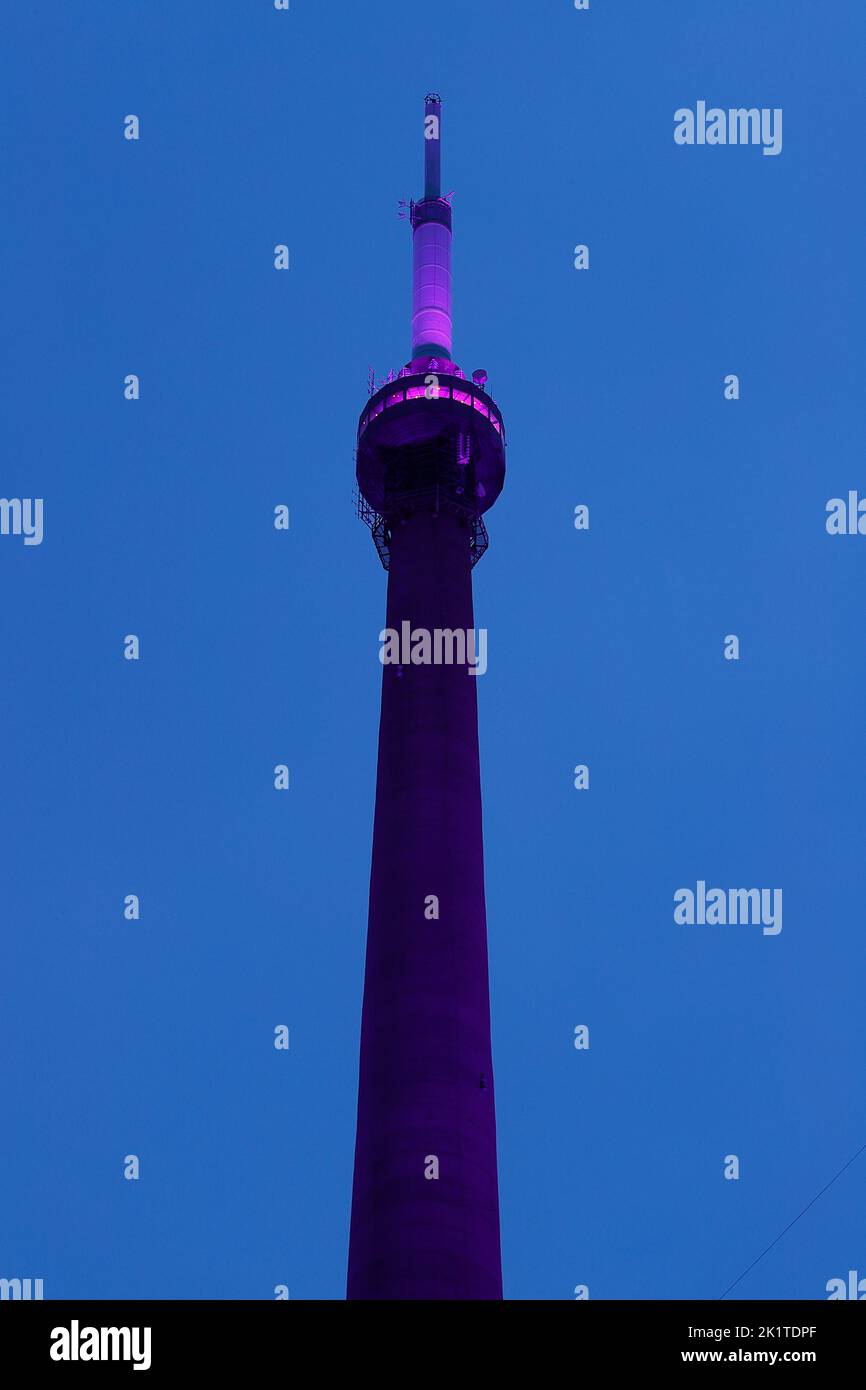 La plus grande structure autonome du Royaume-Uni, Arqiva Tower, a été illuminée dans le t olay violet hommage à sa Majesté la reine Elizabeth. Banque D'Images
