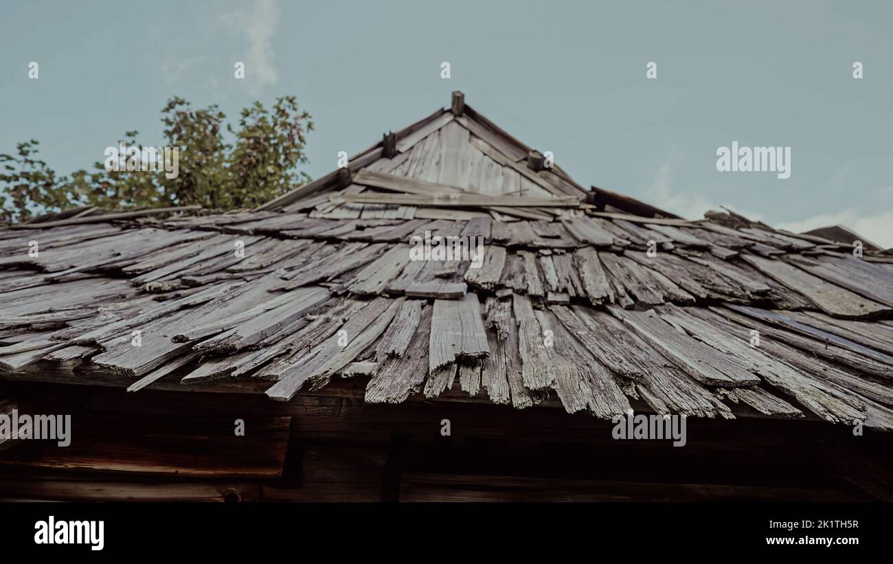 Ancien toit en bois de la maison hutsul sur la prairie des montagnes de Carpathian. Authentique vie écologique de berger dans le village de koliba. Bâtiments du XIXe siècle dans Banque D'Images