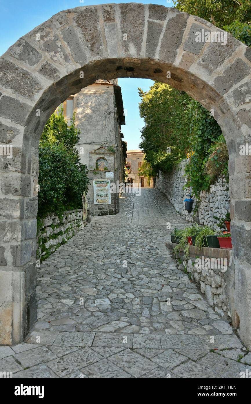 Une rue étroite à Caserta, une vieille ville de Campanie, Italie. Banque D'Images