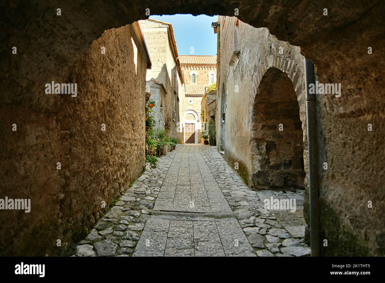 Une rue étroite à Caserta, une vieille ville de Campanie, Italie. Banque D'Images