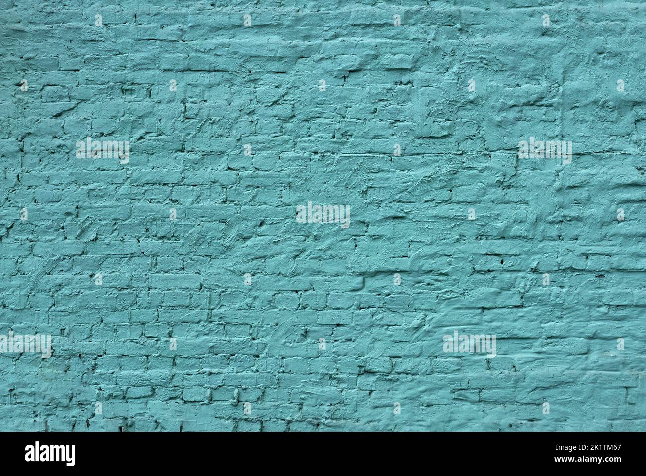 old light blue brick wall with a thick layer of paint Banque D'Images