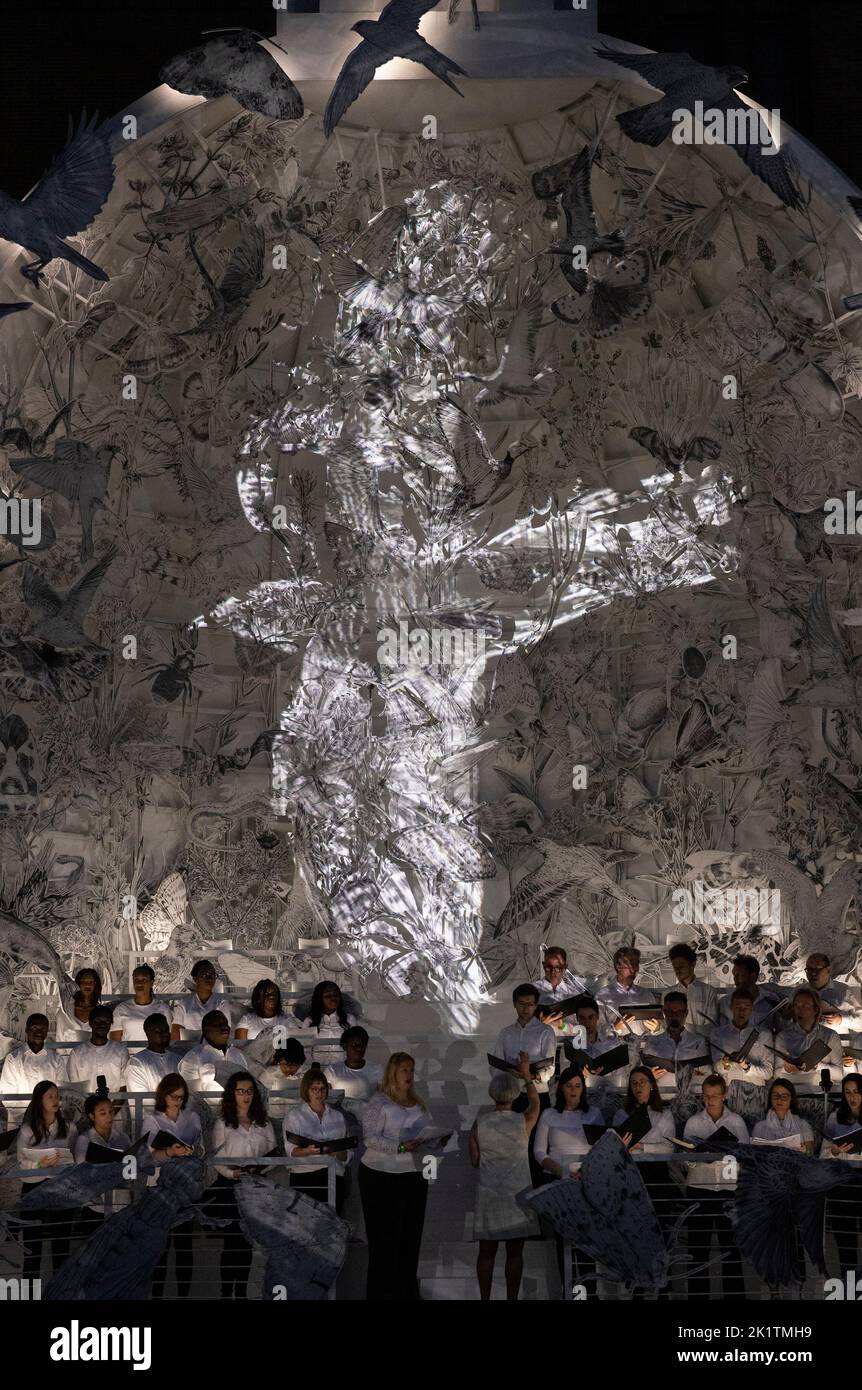 USAGE ÉDITORIAL SEULS des chorales basées à Londres, le chœur bulgare de Londres, le chœur gospel africain de Londres et le chœur Merbecke se présentent au dévoilement d'une sculpture intitulée Come Home Again par l'artiste es Devlin en collaboration avec Cartier, qui met en évidence les espèces menacées de Londres, est dévoilé au Tate Modern Garden de Londres. Date de la photo: Mardi 20 septembre 2022. Banque D'Images