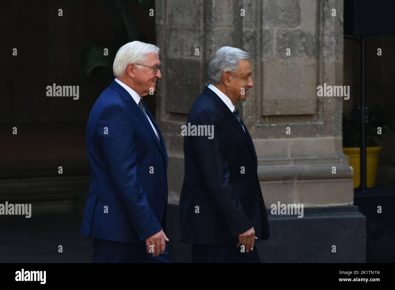 Mexico, Mexique. 20th septembre 2022. Le Président de la République fédérale d'Allemagne Frank-Walter Steinmeier et le Président du Mexique Andres Manuel Lopez Obrador lors de la cérémonie de bienvenue avant la réunion bilatérale Allemagne-Mexique dans le cadre de la visite de travail de Frank-Walter Steinmeier au Palais national au Mexique. On 20 septembre 2022 à Mexico, Mexique. (Credit image: © Carlos Tischler Eyepix Group/eyepix via ZUMA Press Wire) Banque D'Images