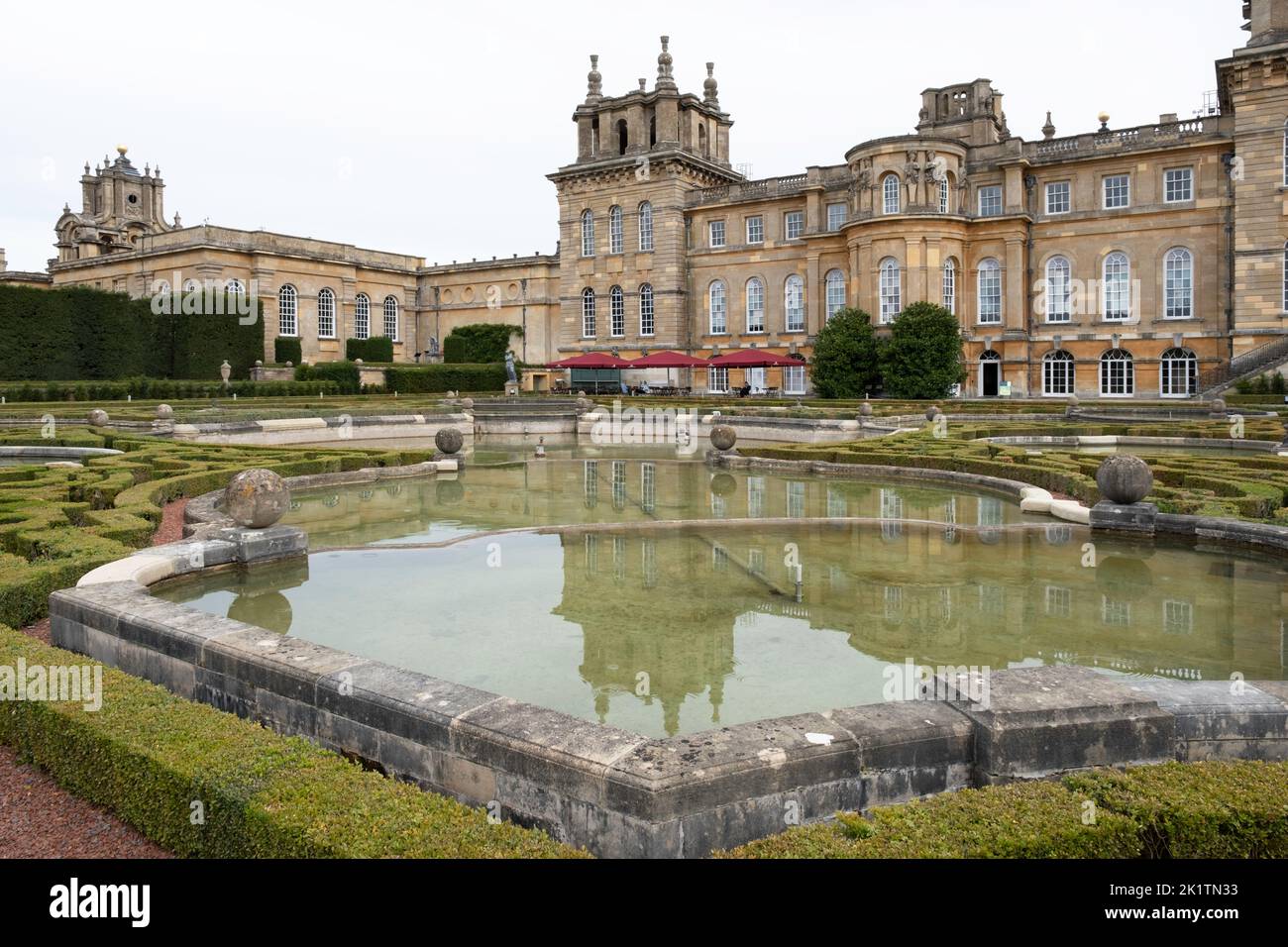 Jardin aquatique avec terrasses du Palais de Blenheim, une maison de campagne monumentale en Angleterre. Palais avec miroir dans l'eau. Patrimoine mondial de l'UNESCO Banque D'Images