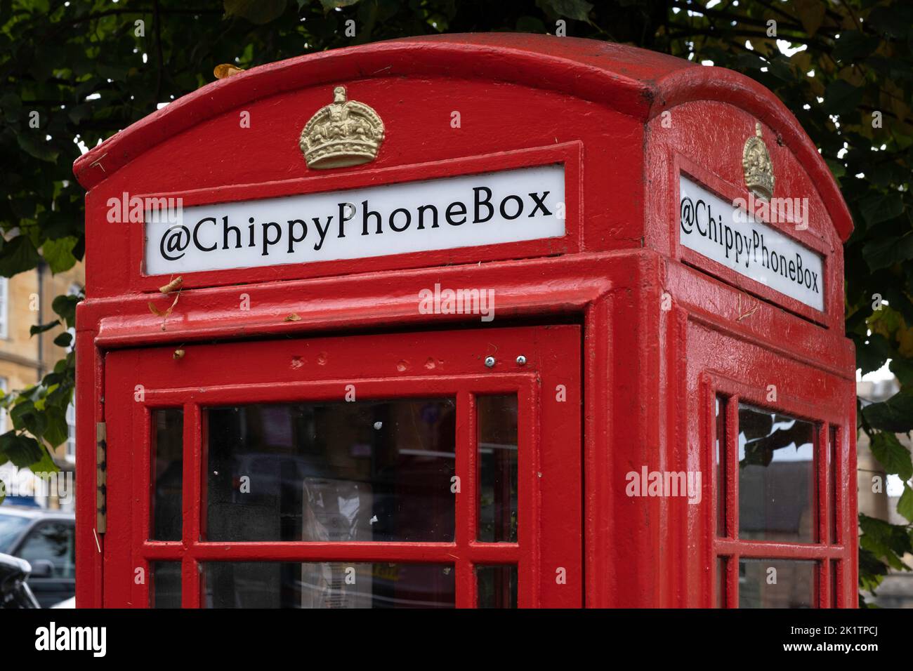 Boîte téléphonique rouge, nommée avec affection ChippyPhoneBox, qui présente désormais des œuvres d'art locales Banque D'Images