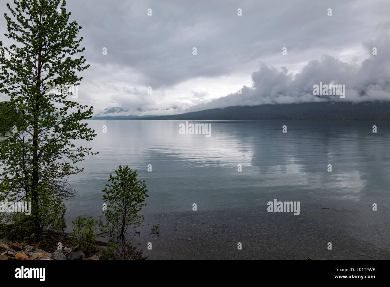 Ciel orageux au-dessus du lac McDonald ; Parc national des Glaciers ; Montana ; États-Unis Banque D'Images