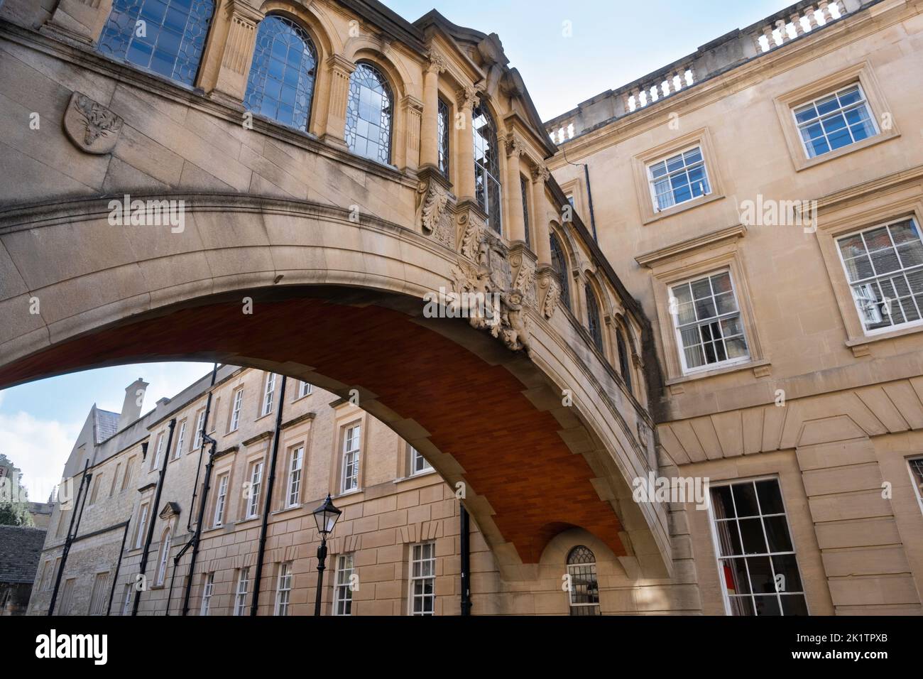 Hertford Bridge, connu sous le nom de « Bridge of Soupirs », est un skyway qui rejoint deux parties du Hertford College au-dessus de New College Lane à Oxford, au Royaume-Uni Banque D'Images