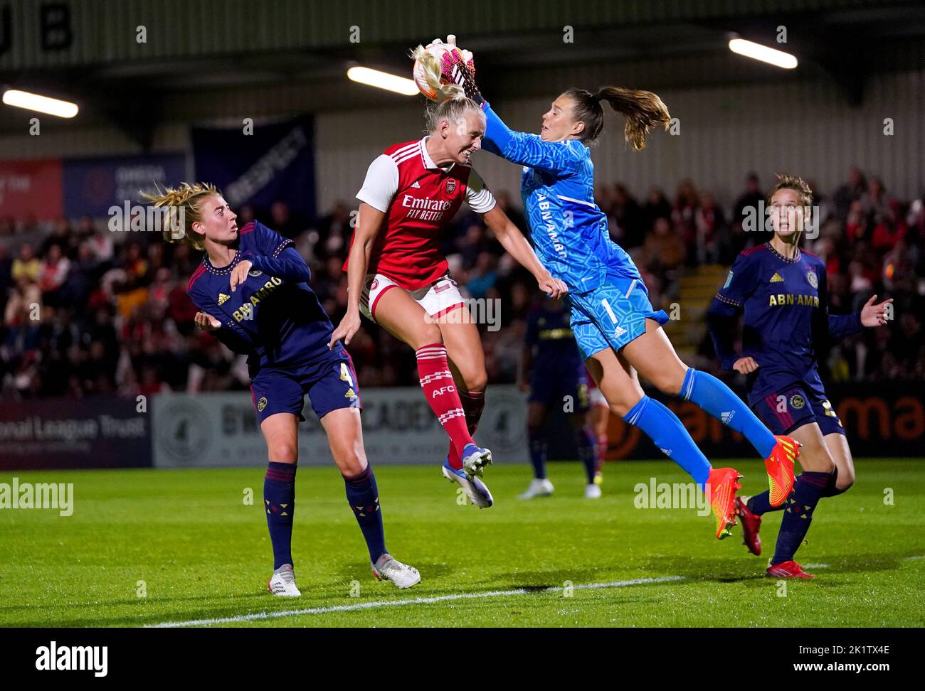 Liza Kop, gardien de but Ajax (à droite) et Stina Blackstenius, d'Arsenal, se battent pour le ballon lors du deuxième match de la Ligue des champions de l'UEFA pour les femmes, au LV Bet Stadium Meadow Park, à Londres. Date de la photo: Mardi 20 septembre 2022. Banque D'Images