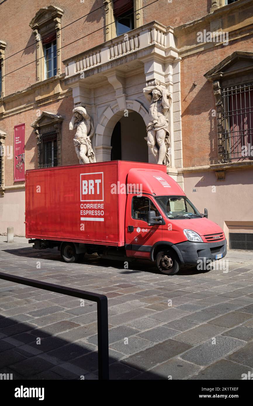 Corriere Espresso Parcel Delivery Van à l'extérieur du Museo Davia Bargellini Bologne Italie Banque D'Images
