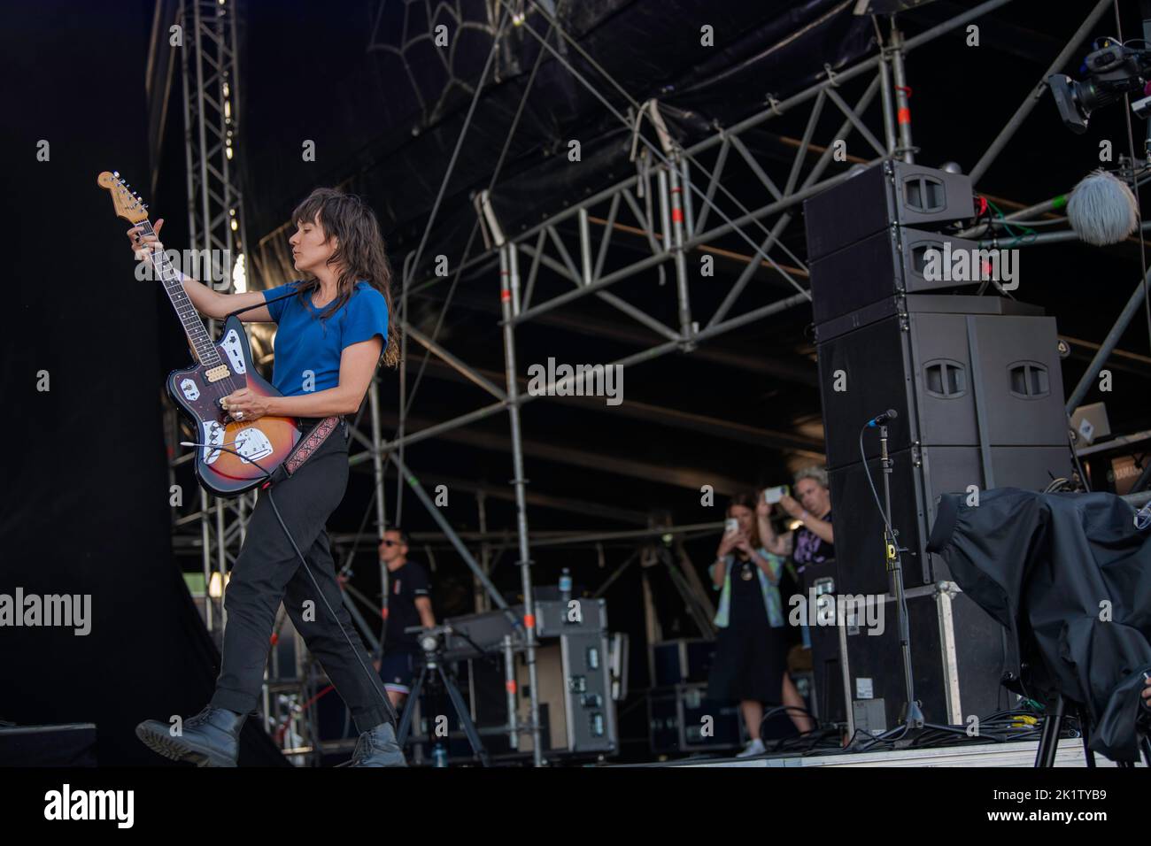 Courtney Barnett, chanteuse, auteur-compositeur et musicien australien, se produit en direct au festival Tempelhof Sounds de Berlin, en Allemagne Banque D'Images