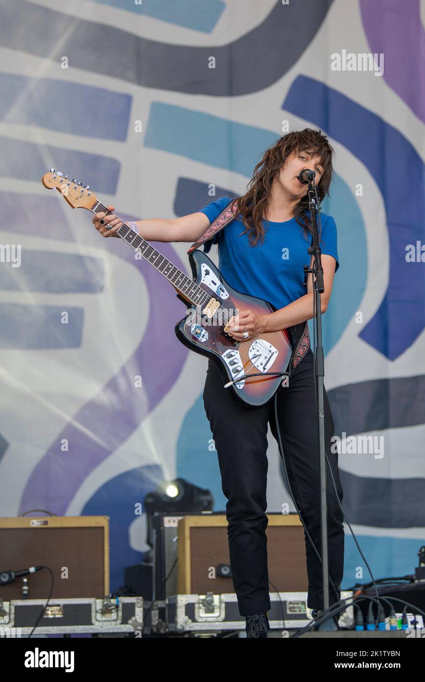 Courtney Barnett, chanteuse, auteur-compositeur et musicien australien, se produit en direct au festival Tempelhof Sounds de Berlin, en Allemagne Banque D'Images