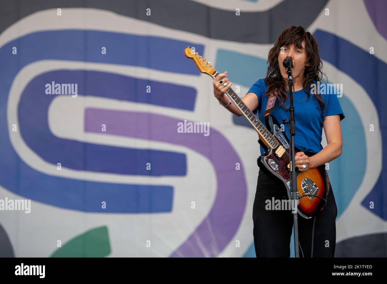 Courtney Barnett, chanteuse, auteur-compositeur et musicien australien, se produit en direct au festival Tempelhof Sounds de Berlin, en Allemagne Banque D'Images