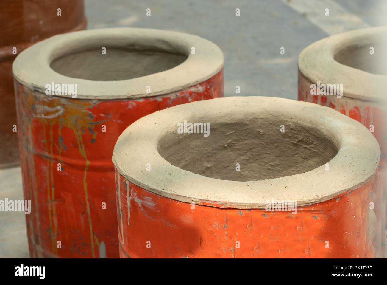 Le four traditionnel indien DIY Clay Oven également appelé Desi Mitti Ka Tandoor Chulha Bhatti fait de boue, paille de blé foin Bhoosa Tin Dhaba tambour est utilisé dans Dhaba pour la cuisson Banque D'Images