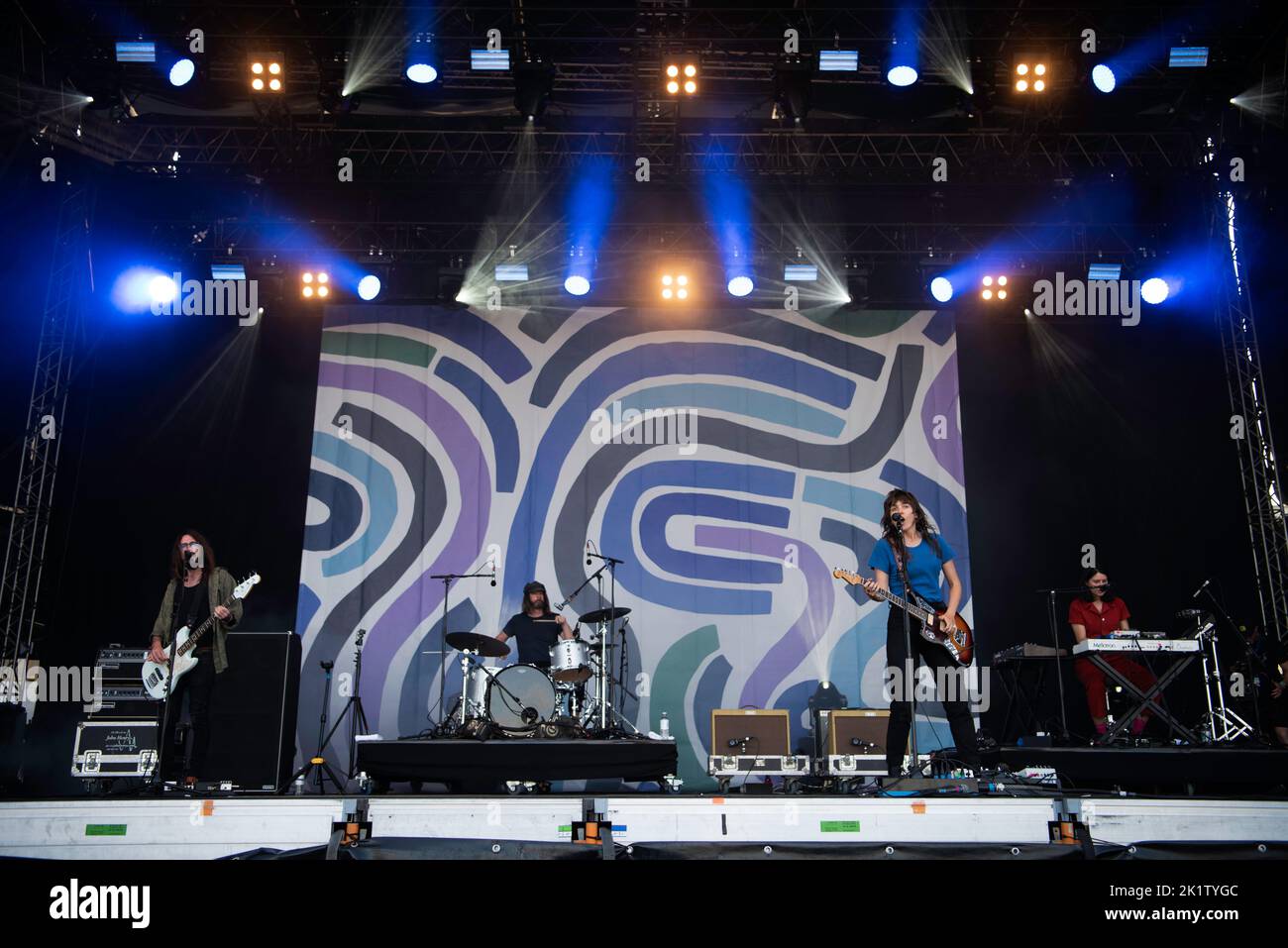 Courtney Barnett, chanteuse, auteur-compositeur et musicien australien, se produit en direct au festival Tempelhof Sounds de Berlin, en Allemagne Banque D'Images