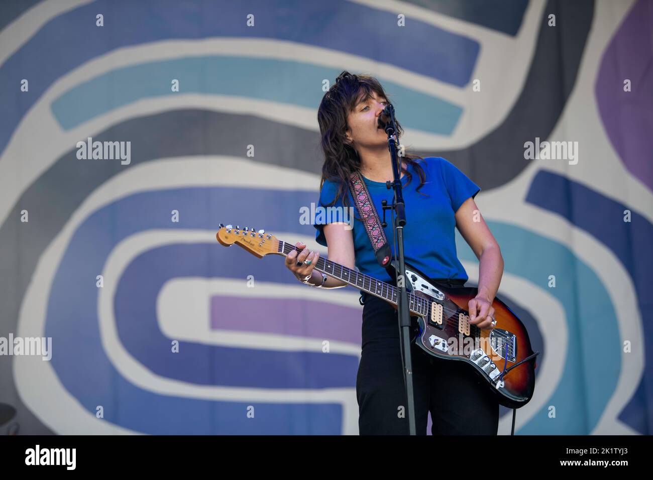 Courtney Barnett, chanteuse, auteur-compositeur et musicien australien, se produit en direct au festival Tempelhof Sounds de Berlin, en Allemagne Banque D'Images