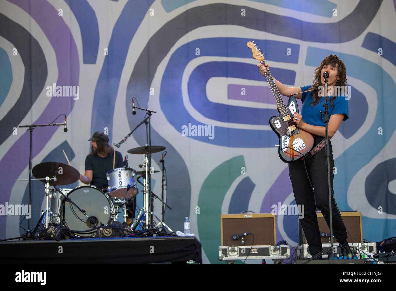Courtney Barnett, chanteuse, auteur-compositeur et musicien australien, se produit en direct au festival Tempelhof Sounds de Berlin, en Allemagne Banque D'Images