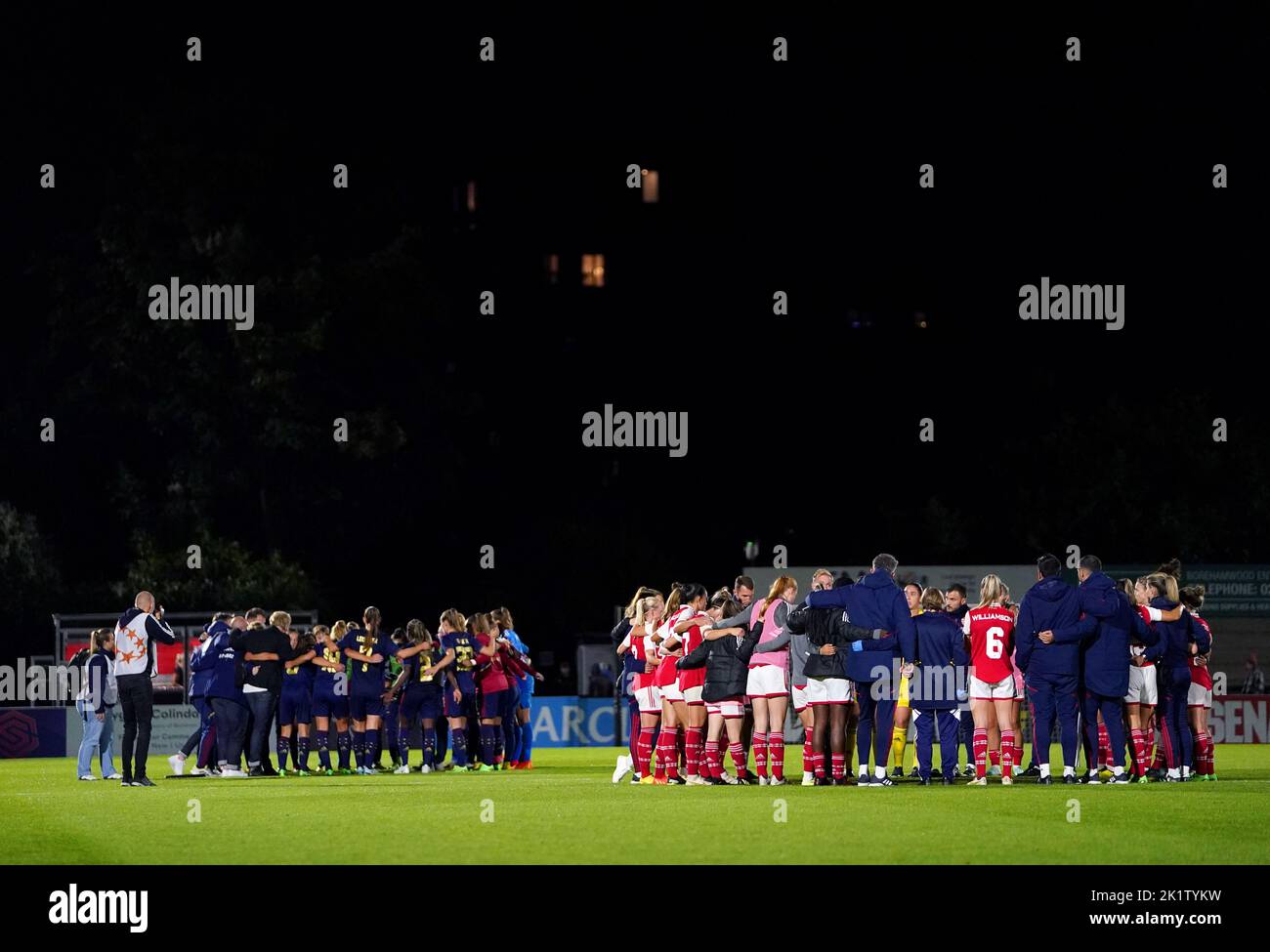 Les joueurs d'Arsenal et d'Ajax s'affrontent dans leurs équipes à la fin du deuxième tour de l'UEFA Women's Champions League au LV Bet Stadium Meadow Park, Londres. Date de la photo: Mardi 20 septembre 2022. Banque D'Images