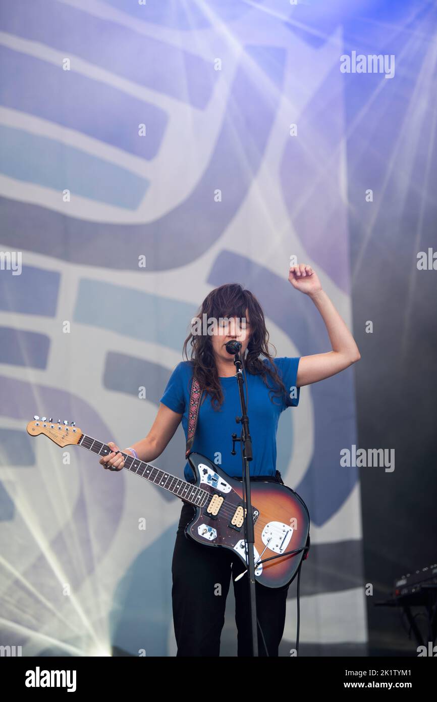 Courtney Barnett, chanteuse, auteur-compositeur et musicien australien, se produit en direct au festival Tempelhof Sounds de Berlin, en Allemagne Banque D'Images
