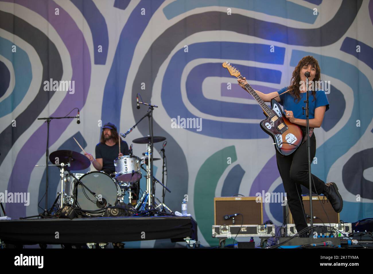 Courtney Barnett, chanteuse, auteur-compositeur et musicien australien, se produit en direct au festival Tempelhof Sounds de Berlin, en Allemagne Banque D'Images