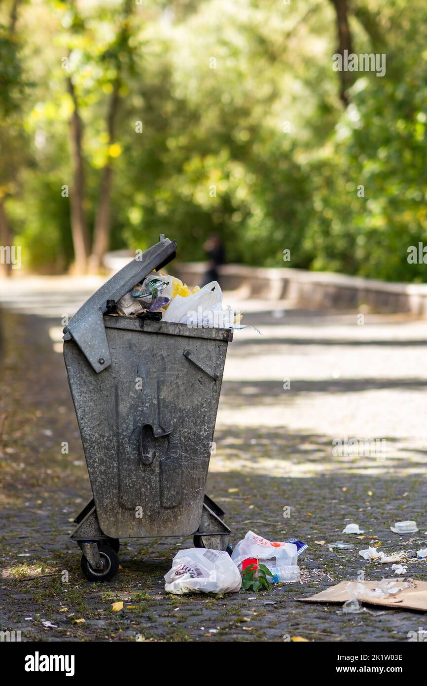 Un conteneur à ordures public débordé dans la rue. Concept de sensibilisation à l'environnement. Photo de haute qualité Banque D'Images