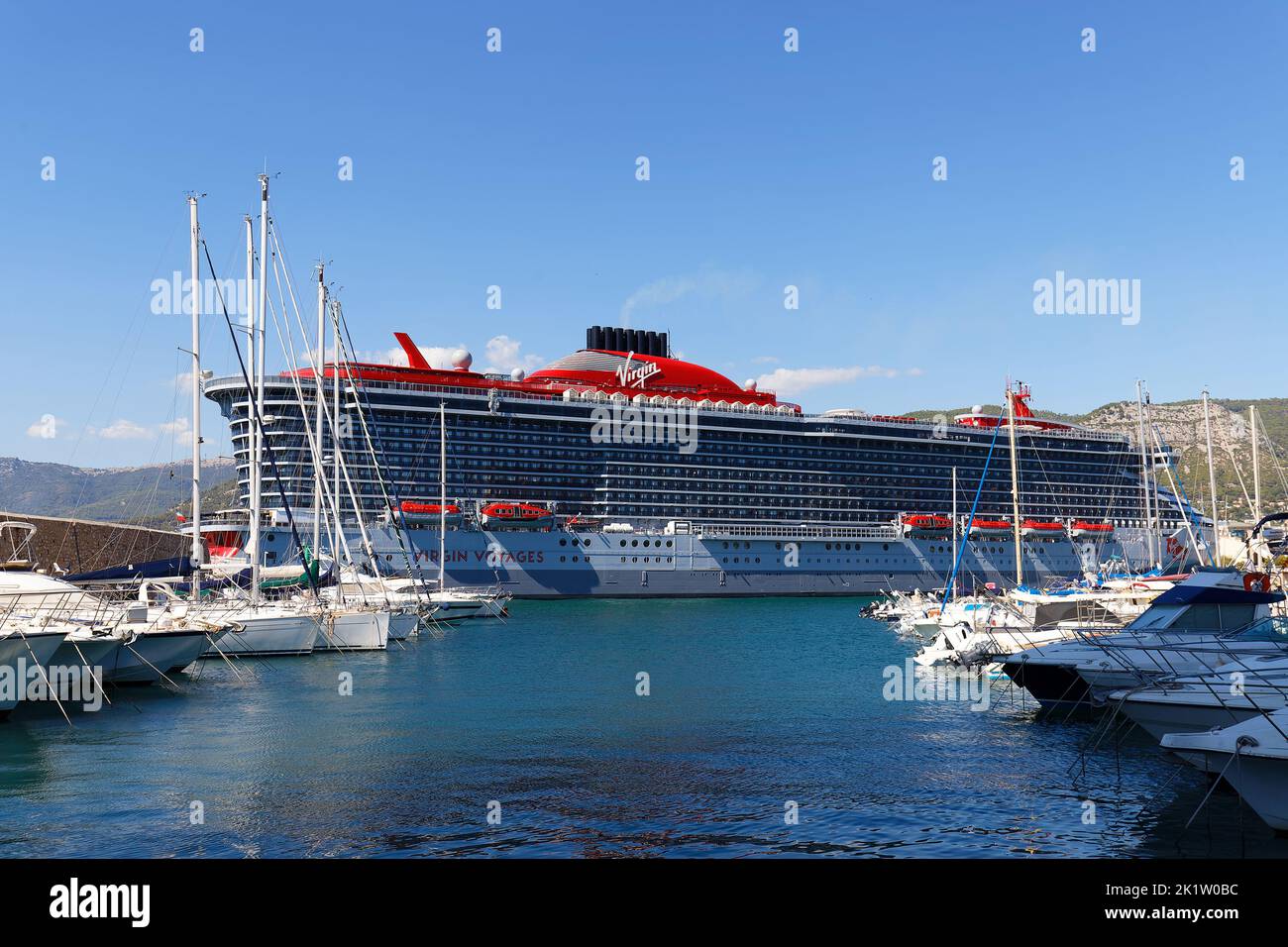 Toulon, France - 22 août 2022 : Valiant Lady est un bateau de croisière exploité par la Vierge Voyages dans le port de Toulon, France. Banque D'Images
