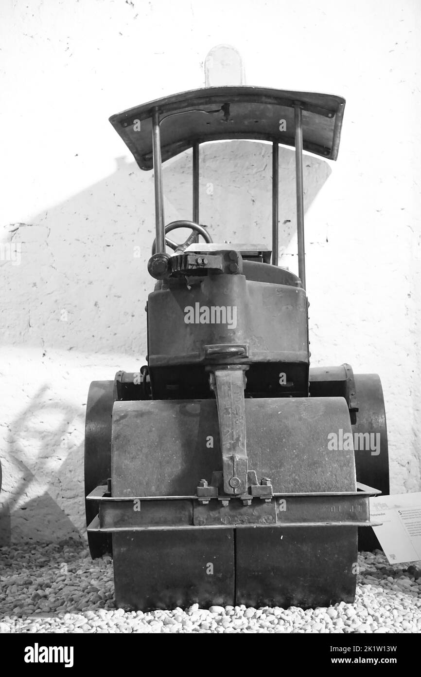 Un cliché vertical noir et blanc d'un vieux rouleau de route Banque D'Images