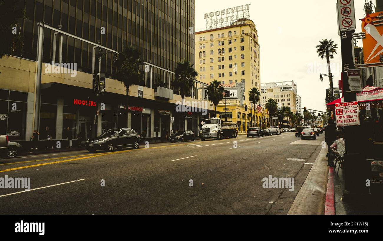 Une vue sur une rue vide et Roosevelt Hotel à Hollywood Boulevard, Californie, États-Unis Banque D'Images