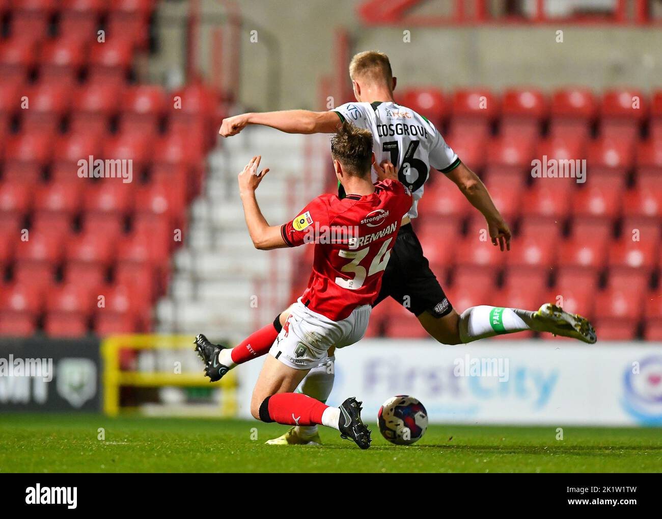 Swindon, Royaume-Uni. 20th septembre 2022. Le milieu de terrain de Plymouth Argyle Sam Cosgrove (16) prend un tournage et est bloqué par le défenseur de la ville de Swindon Ciaran Brennan (34) pendant le match de Trophée Papa John's Swindon Town vs Plymouth Argyle au terrain de comté de Swindon, Royaume-Uni, 20th septembre 2022 (photo de Stanley Kasala/News Images) à Swindon, Royaume-Uni, 9/20/2022. (Photo de Stanley Kasala/News Images/Sipa USA) crédit: SIPA USA/Alay Live News Banque D'Images