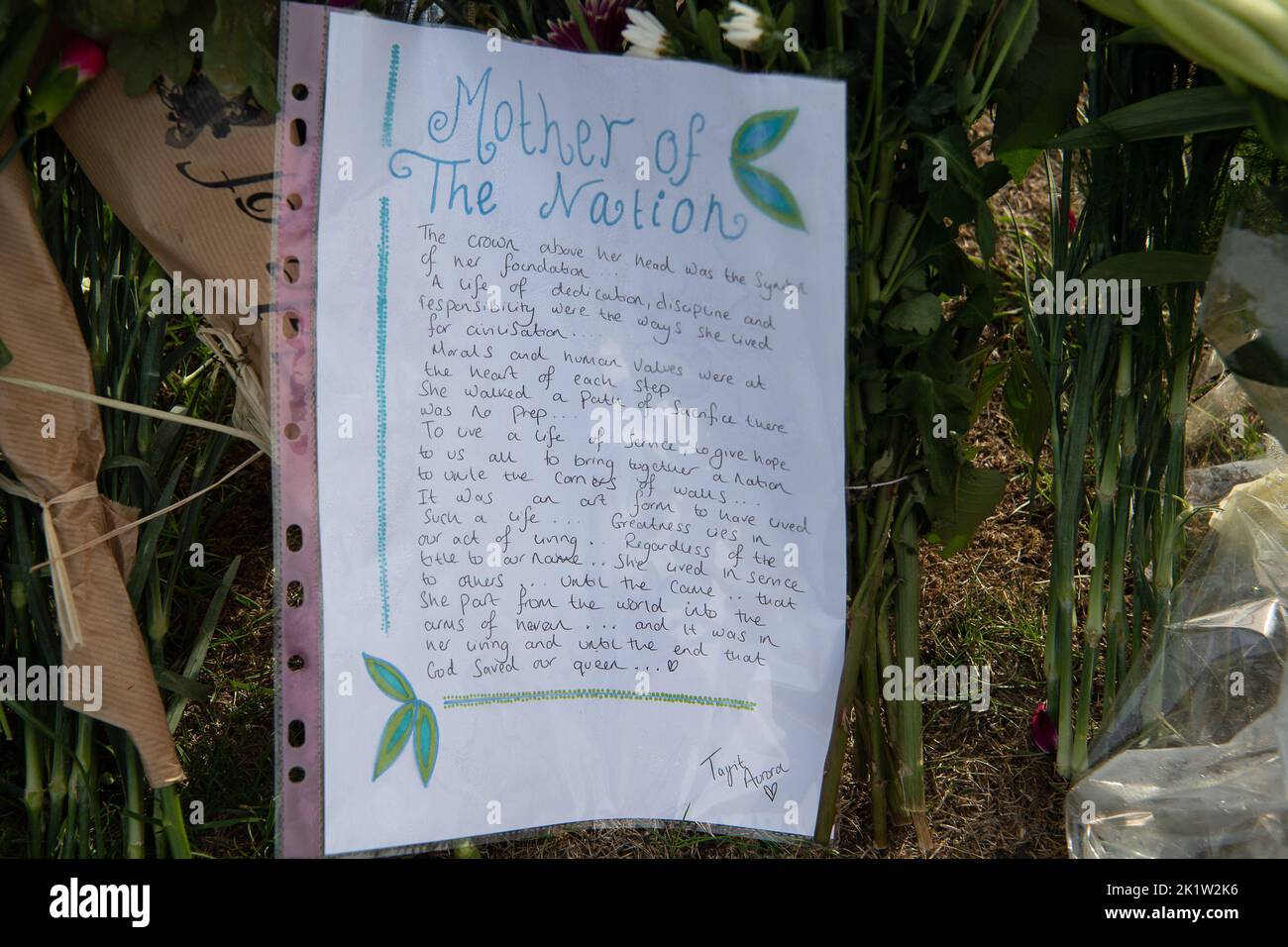 Windsor, Berkshire, Royaume-Uni. 20th septembre 2022. À la suite des tristes funérailles d'État royal de la Reine Elizabeth II hier, les gens continuaient à déposer des hommages floraux pour sa Majesté la Reine hier soir et aujourd'hui à Windsor contre les murs du château de Windsor. Crédit : Maureen McLean/Alay Live News Banque D'Images