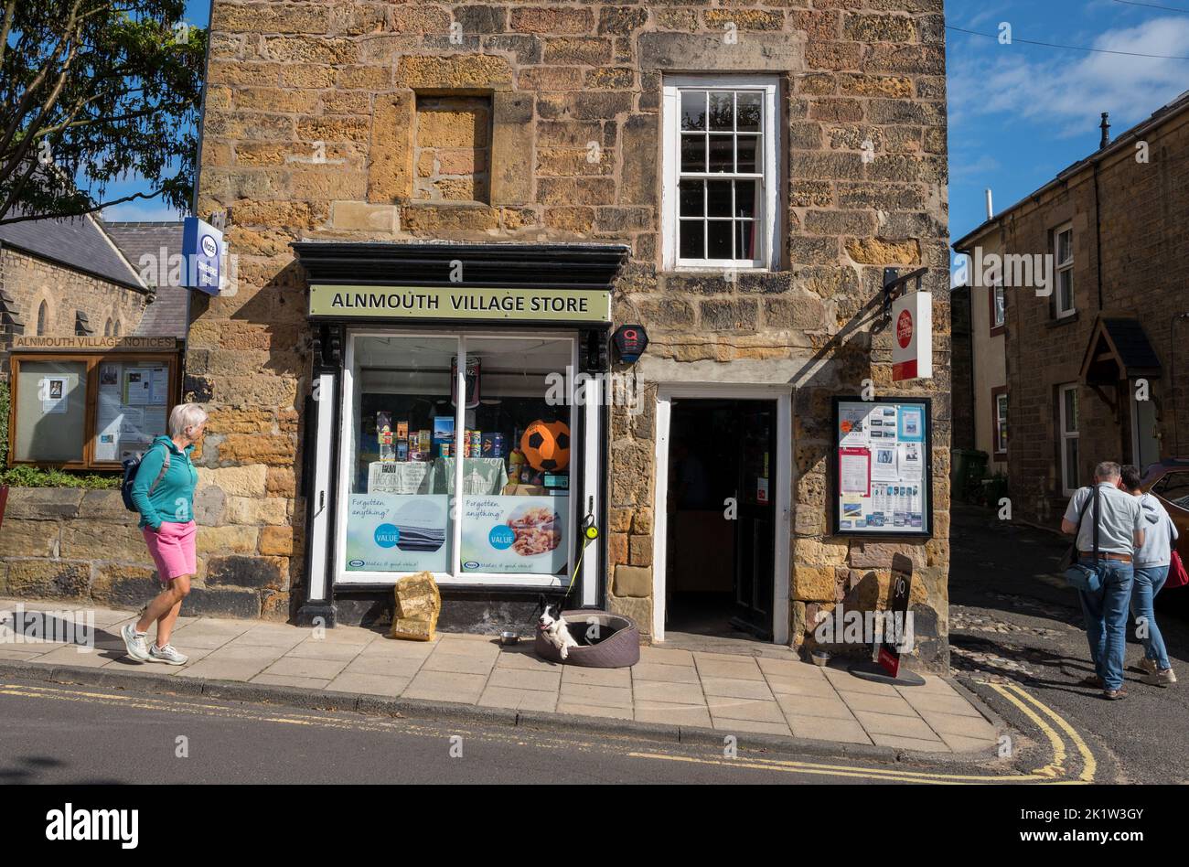 Petite entreprise locale construite en pierre locale le long de la rue Northumberland à Alnmouth. Un village sur la côte de Northumberland. Banque D'Images