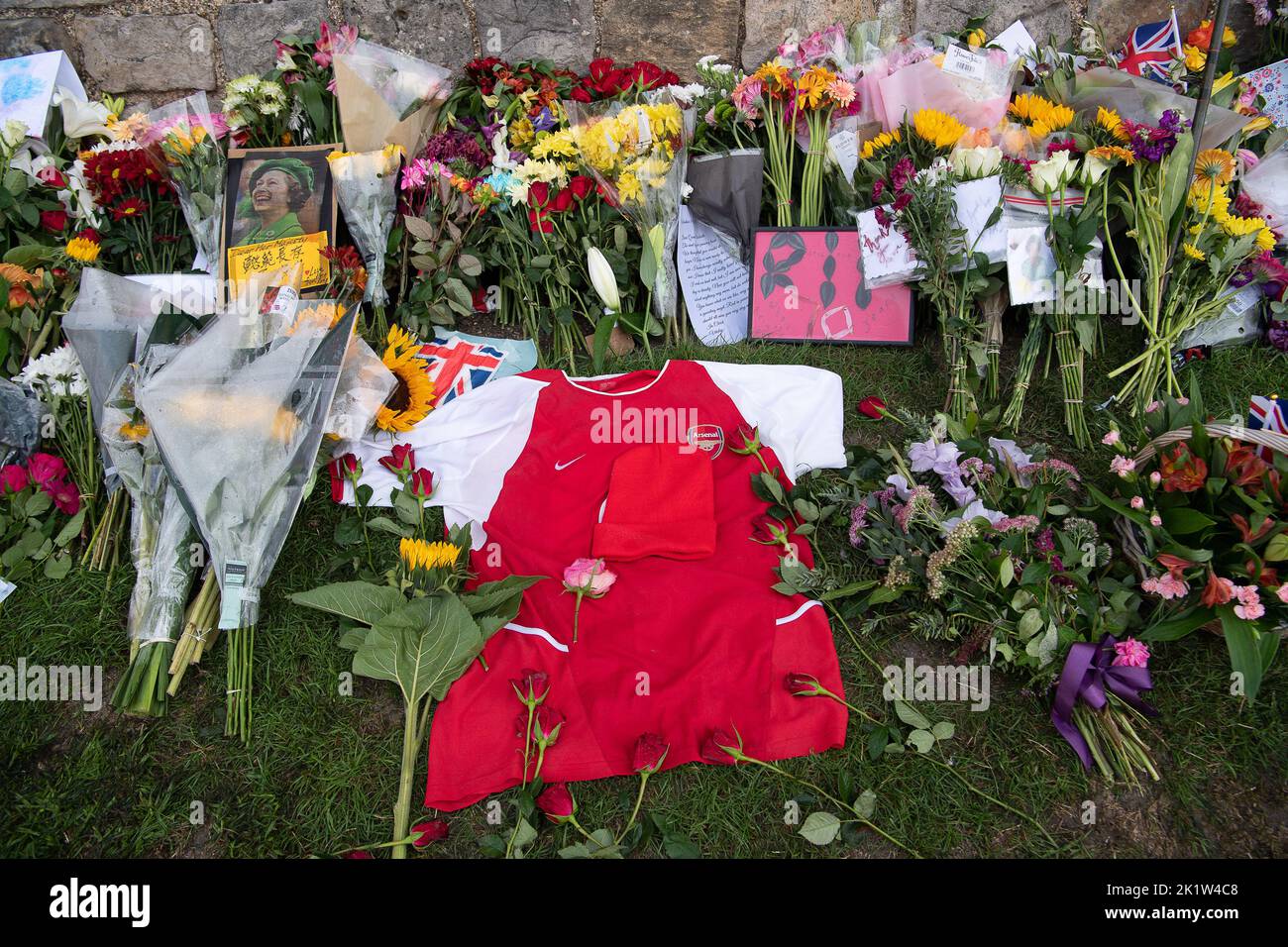 Windsor, Berkshire, Royaume-Uni. 20th septembre 2022. À la suite des tristes funérailles d'État royal de la Reine Elizabeth II hier, les gens continuaient à déposer des hommages floraux pour sa Majesté la Reine hier soir et aujourd'hui à Windsor contre les murs du château de Windsor. Crédit : Maureen McLean/Alay Live News Banque D'Images