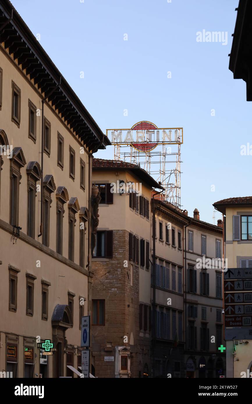 Un panneau Martini au-dessus d'un bâtiment dans une belle ville de Florence, Italie à la lumière du jour Banque D'Images