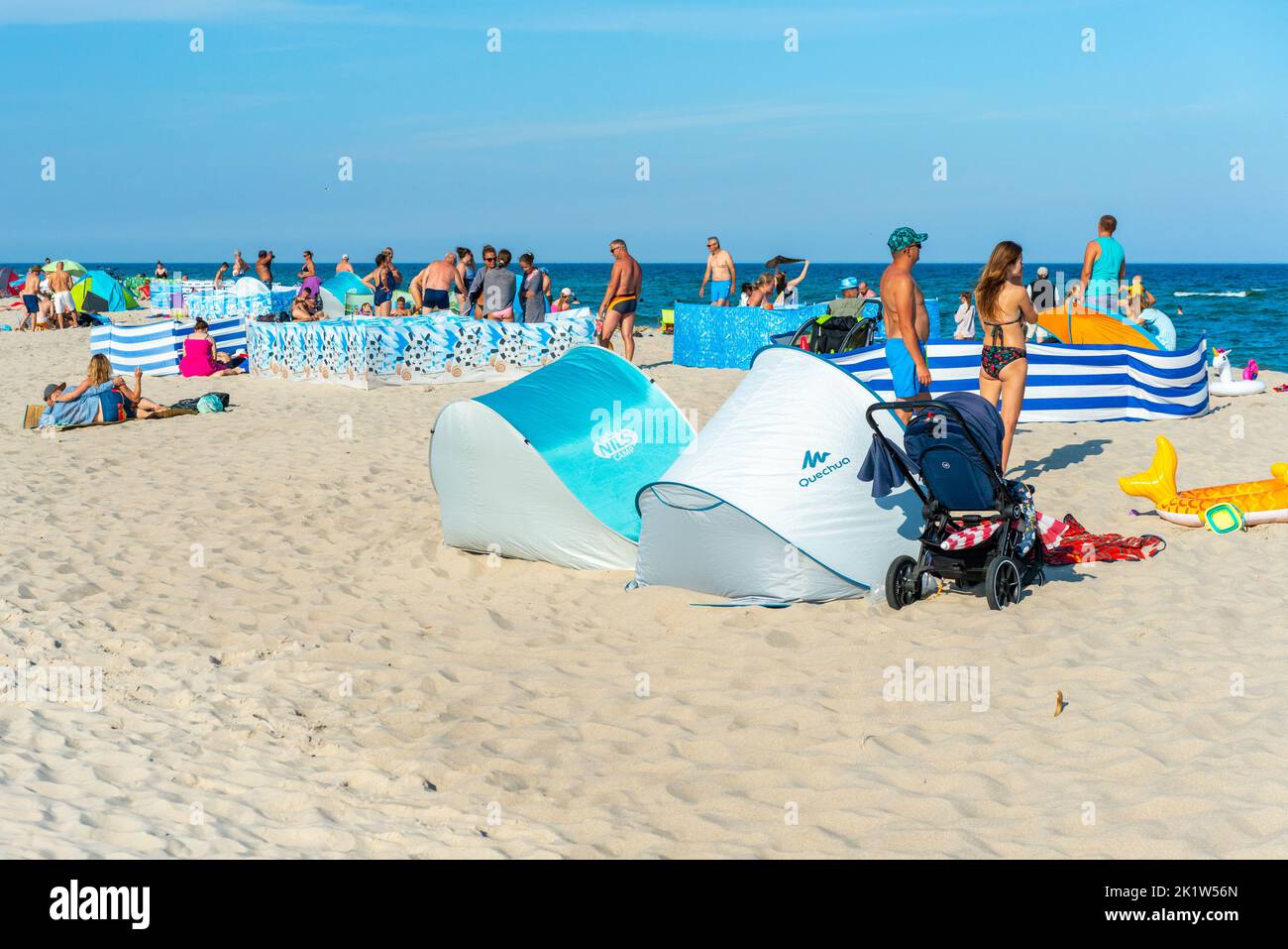 Hel, Pologne - 08.04.2022: La grande plage, duza plaza en polonais, plein de gens sur une belle journée ensoleillée d'été sur la côte Baltique. Vacances d'été par le Banque D'Images