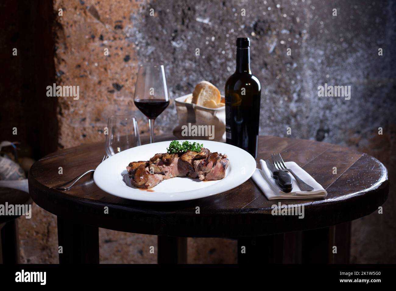 Table avec bifteck de beefsteak et vin rouge Banque D'Images