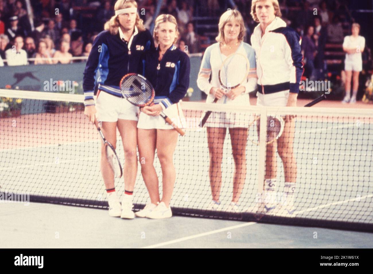 20 mai 1980, Londres, Angleterre, Royaume-Uni: CHRIS EVERT, JOHN LLOYD, BJORN BORG, MARIANA SIMIONESCU debout ensemble avant leur match de tennis « Doublès Love » au parc Battersea de Londres. Evert et Lloyd ont remporté le match 6-4, 6-3. Un total de 15 000 livres a été donné aux organismes de bienfaisance de Princess Annes.(image de crédit : © Keystone Press Agency/ZUMA Press Wire). Banque D'Images