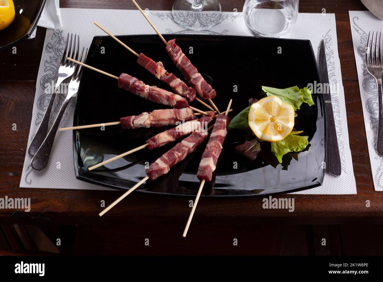 Brochettes d'agneau italien typiques d'Arrosticinim Banque D'Images